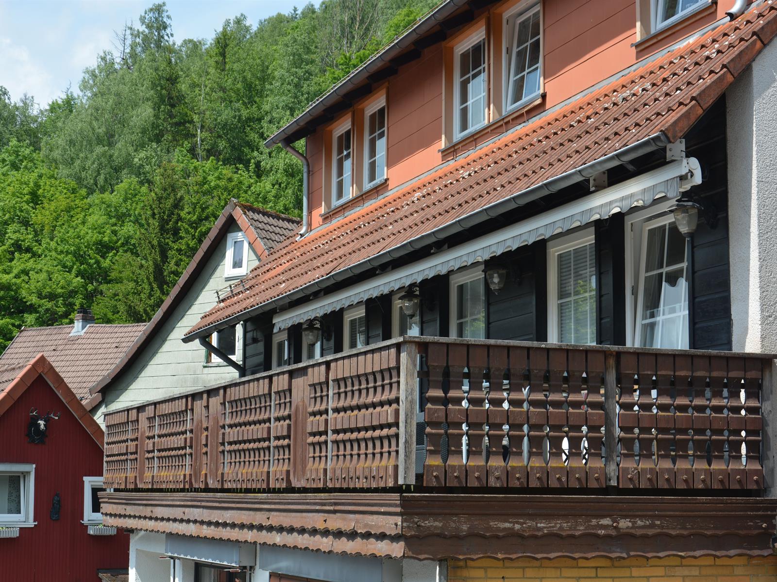 Wohnhaus mit langem Holzbalkon und gedrechselter Holzbrüstung