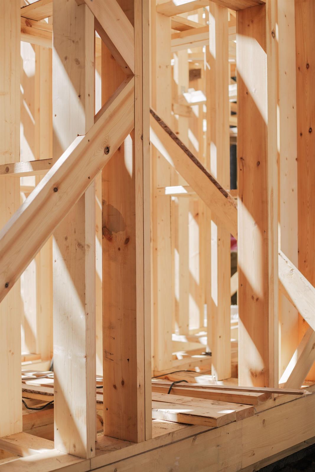 Holzrahmenwände eines Anbaus im Rohbau